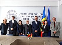 Gruppe von Männern vor der moldauischen Fahne