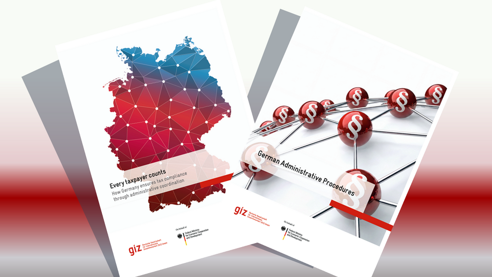 zwei Titelbilder aufgefächert auf rot-weißem Hintergrund