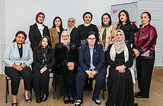 Gruppenfoto der elf Frauen Ministerin Reem Alabali-Radovan