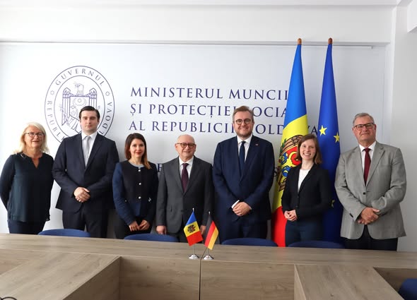 Gruppe von Männern vor der moldauischen Fahne