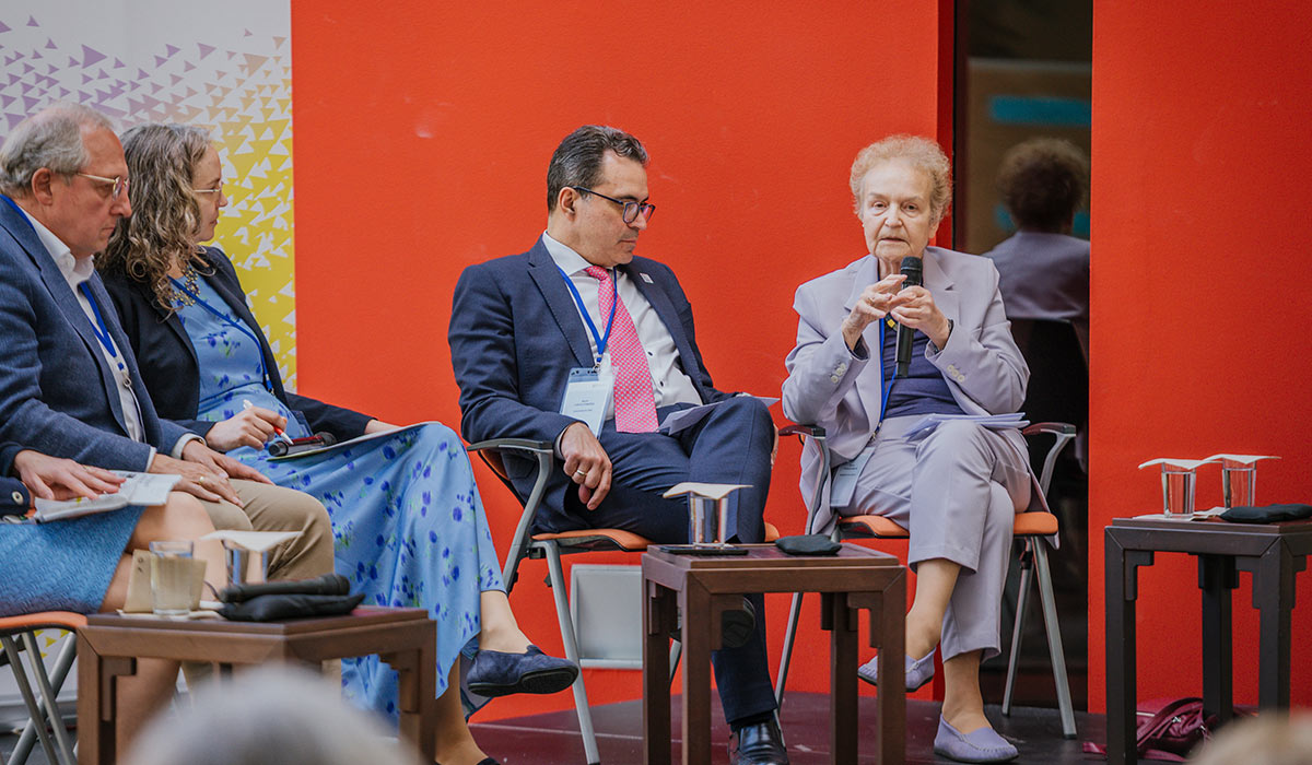 Die Panelist*innen in Nahaufnahme: Frau Prof. Dr. Herta Däubler-Gmelin sprichts ins Mikrofone